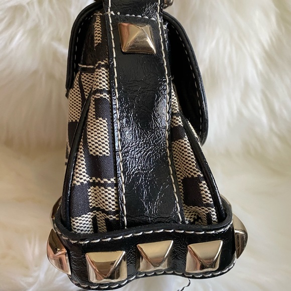 GUESS 💯% Authentic - Picture 7 of 13